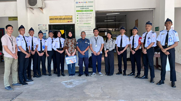 “Kenali Dunia Kerja Regulated Agent , Tri Cakra Academy belajar sistem keselamatan Penerbangan di RA GATRANS Surabaya”